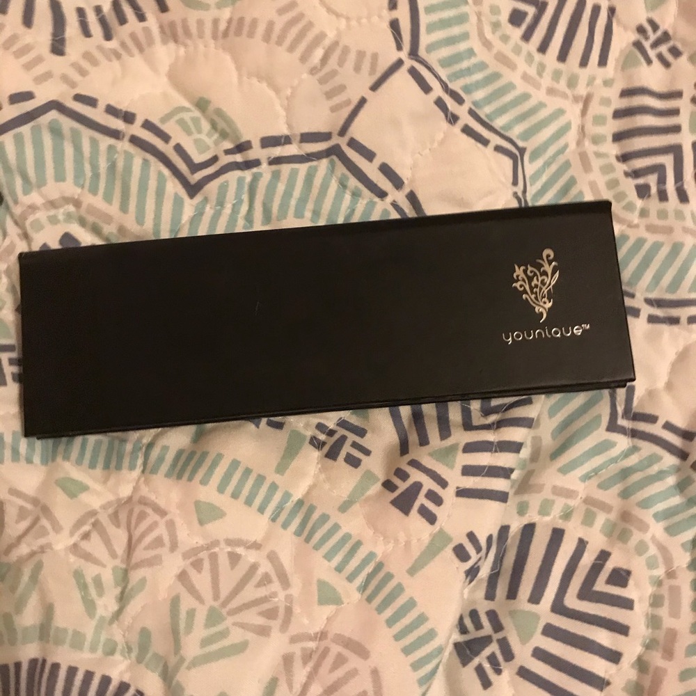 Younique Eyeshadow Palette